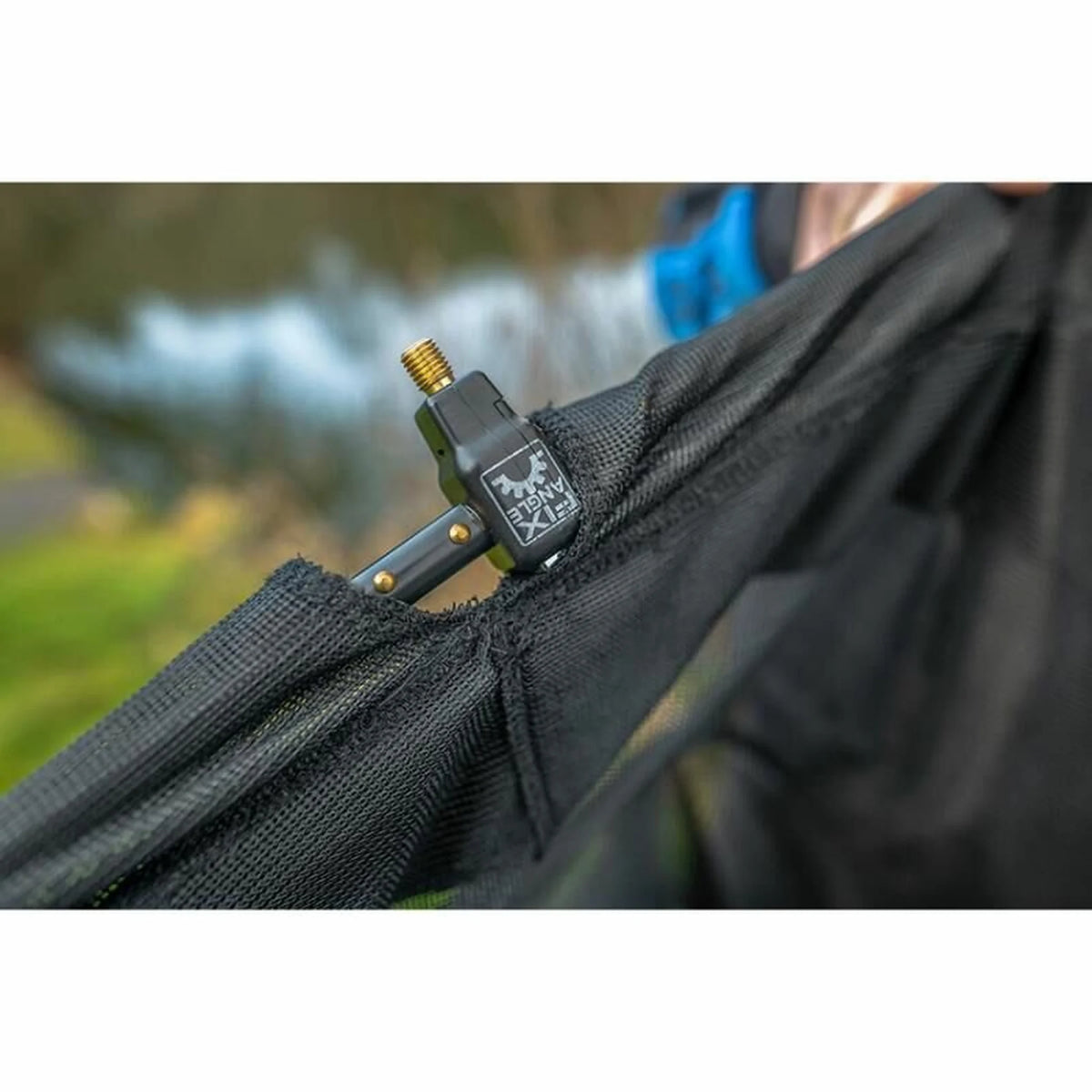 Detail van de verstelbare bevestiging van het Preston Carp Mesh Keepnet