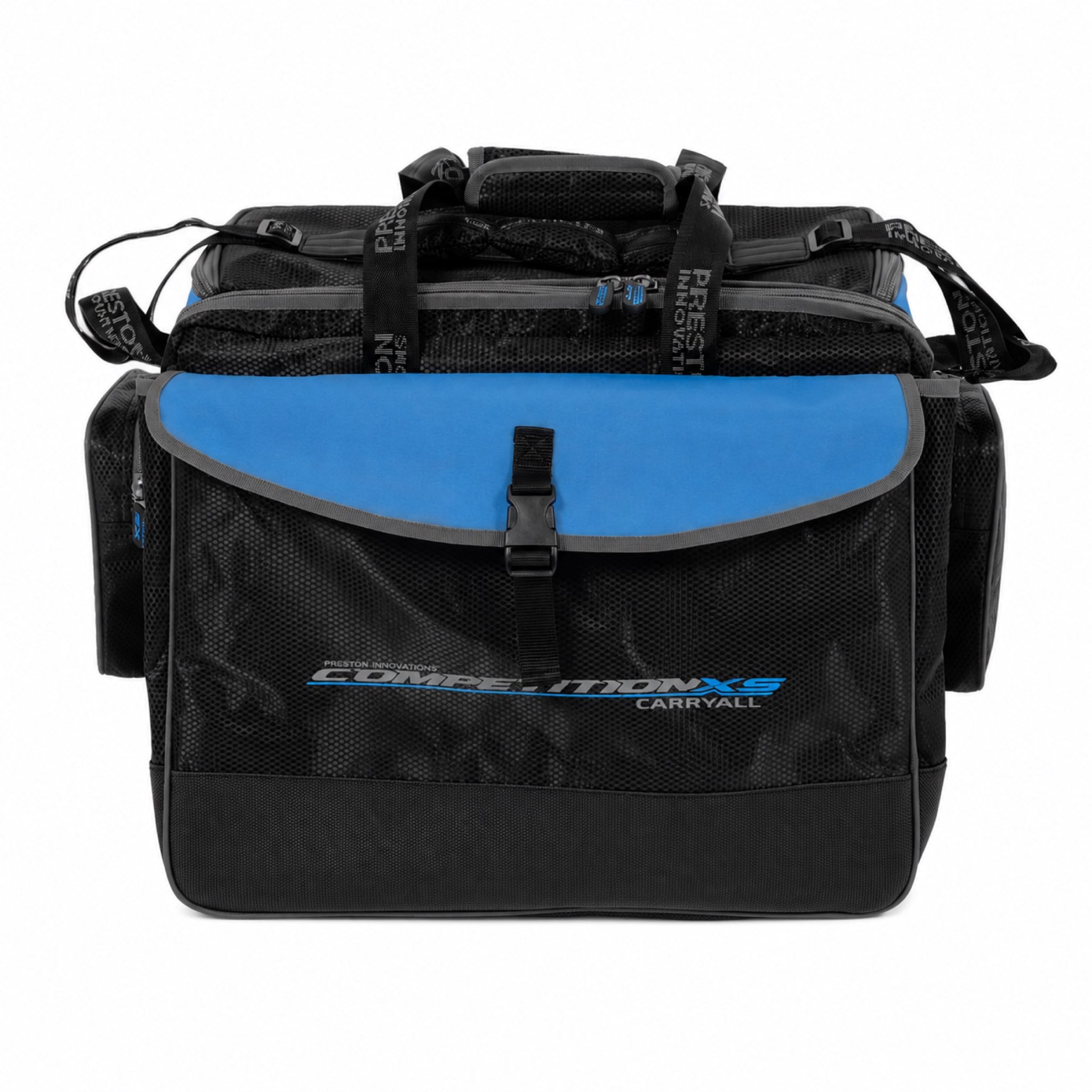 Preston Competition XS Carryall – zwarte draagtas met blauwe voorflap, gesp en zijvakken op witte achtergrond