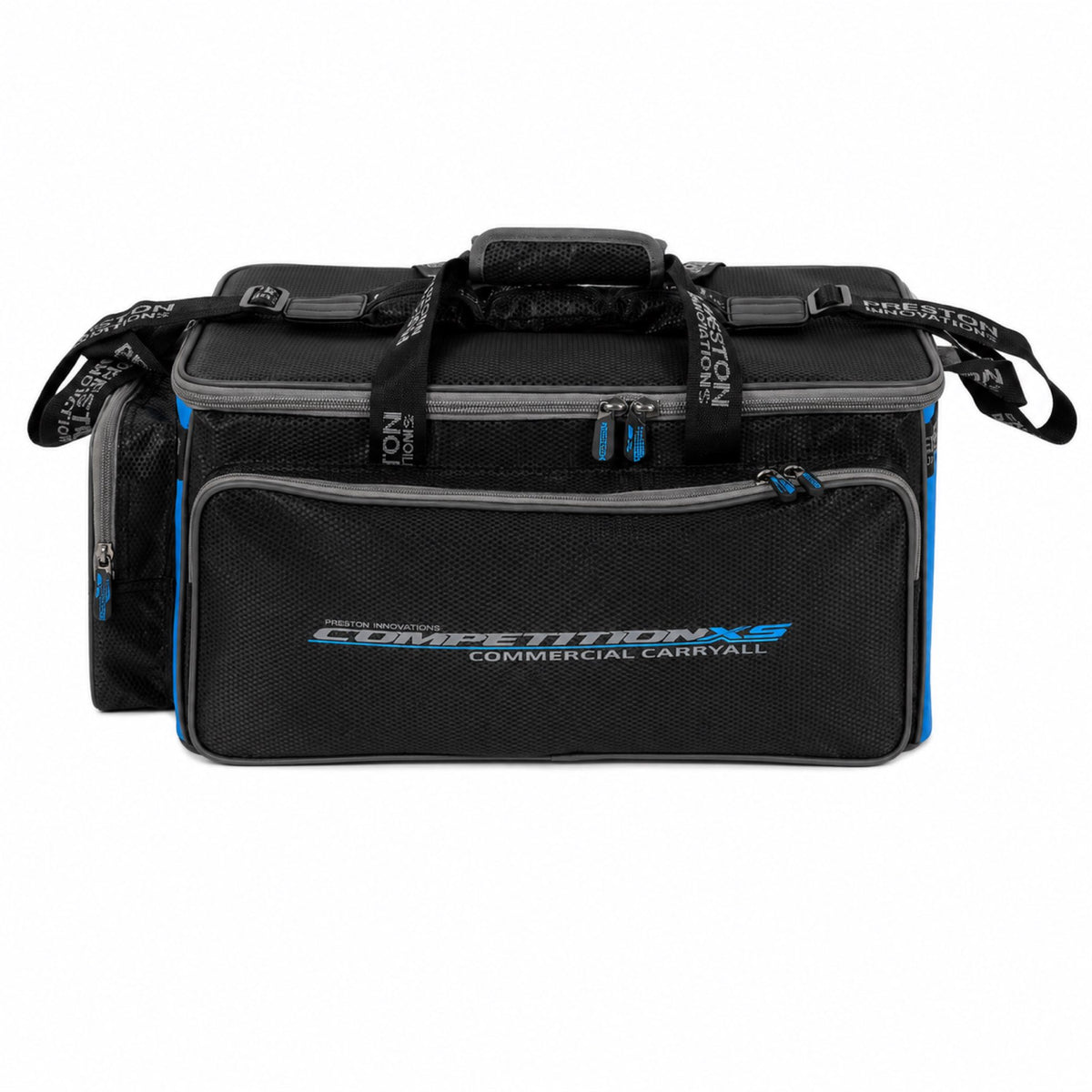 Preston Competition XS Commercial Carryall – zwarte draagtas met voorvak, zijvak en draagriemen op witte achtergrond