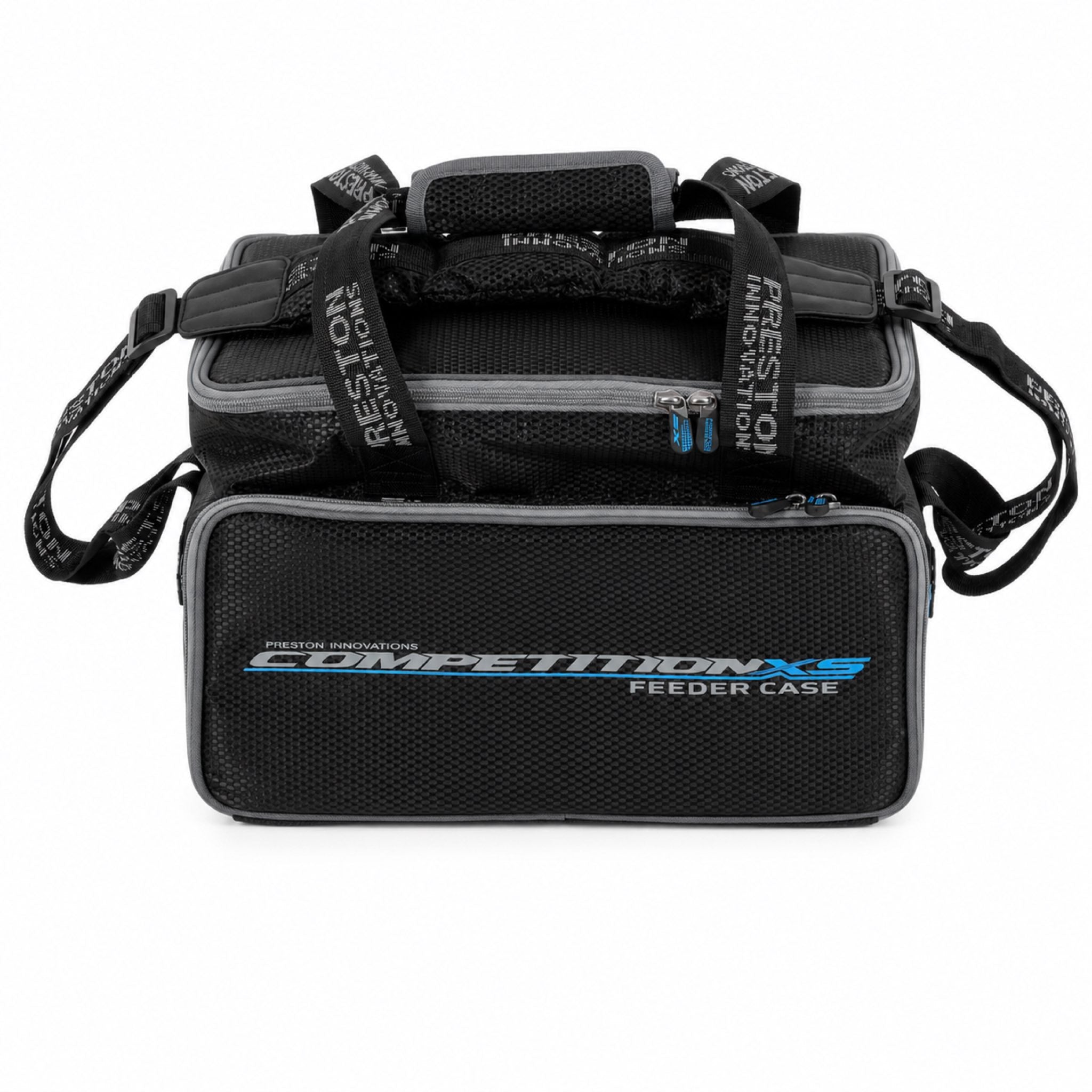 Preston Competition XS Feeder Case – zwarte opbergtas met voorvak en draagriemen op witte achtergrond