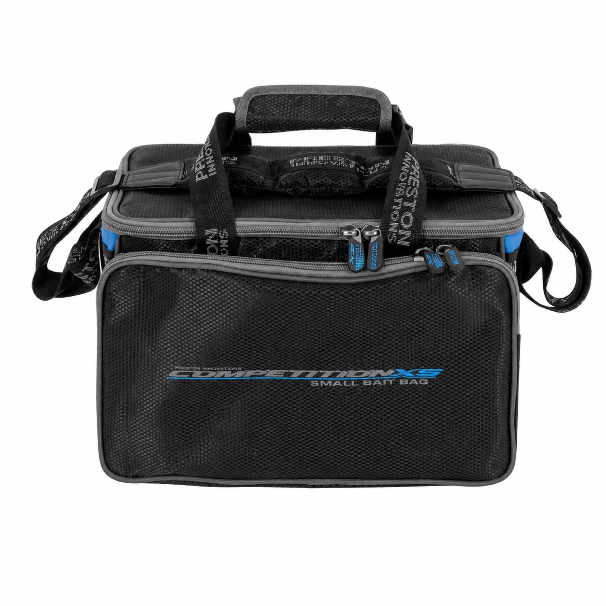 Preston Competition XS Small Bait Bag – kleine zwarte aastas met voorvak en draagriemen op witte achtergrond