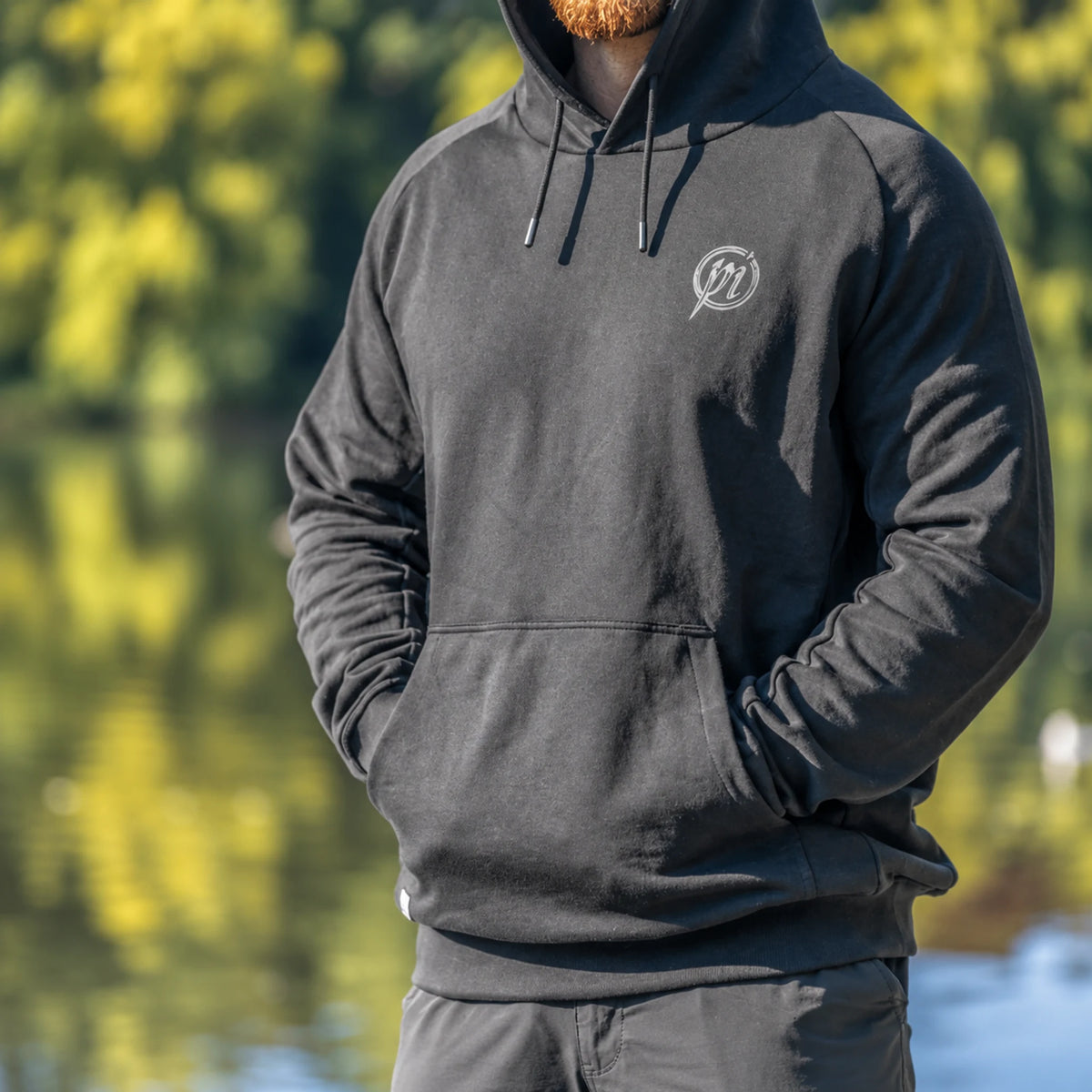Preston Core Collection Hoodie – hoodie gedragen aan het water