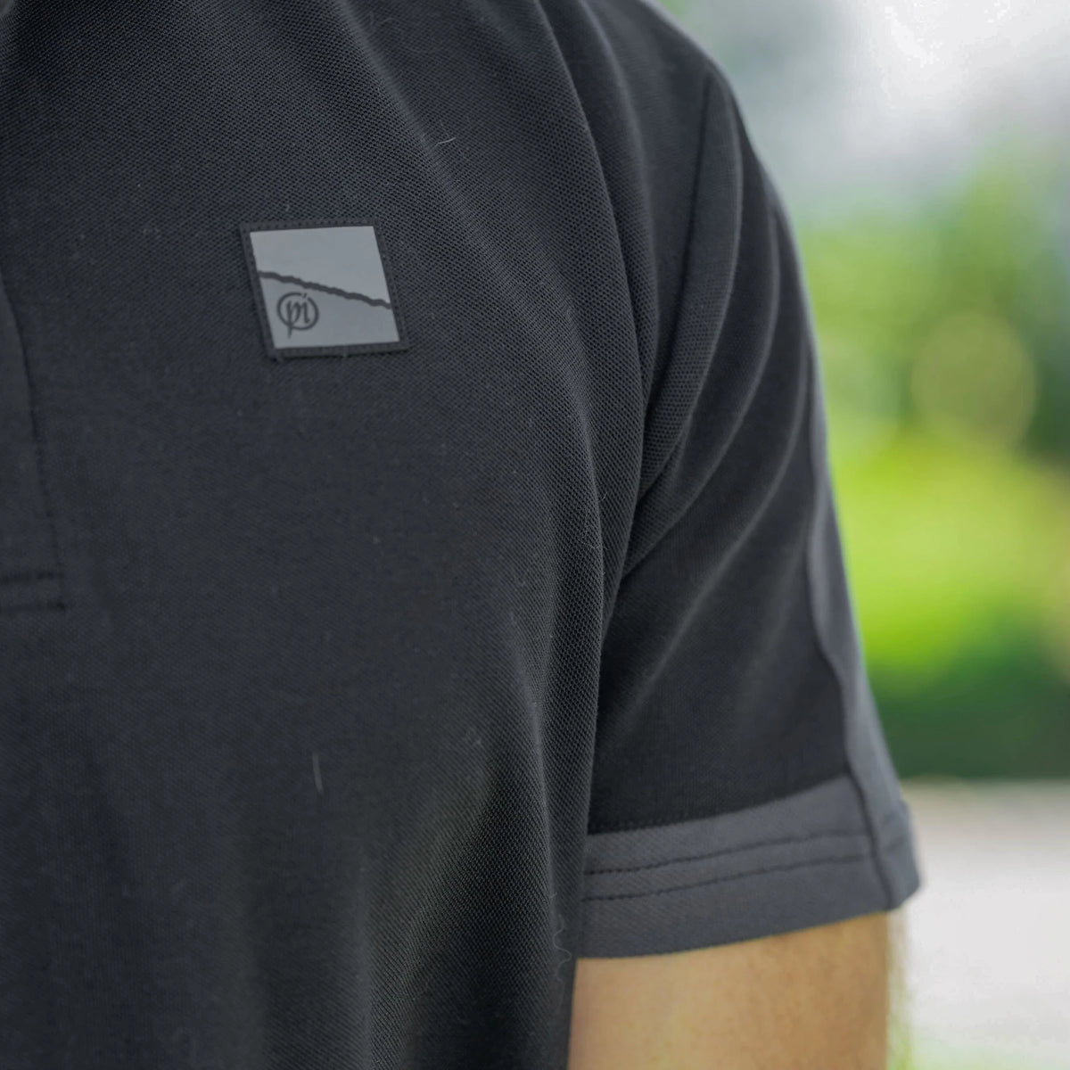 Preston Core Collection Polo Black – detail van de borstbadge en grijze mouwboord