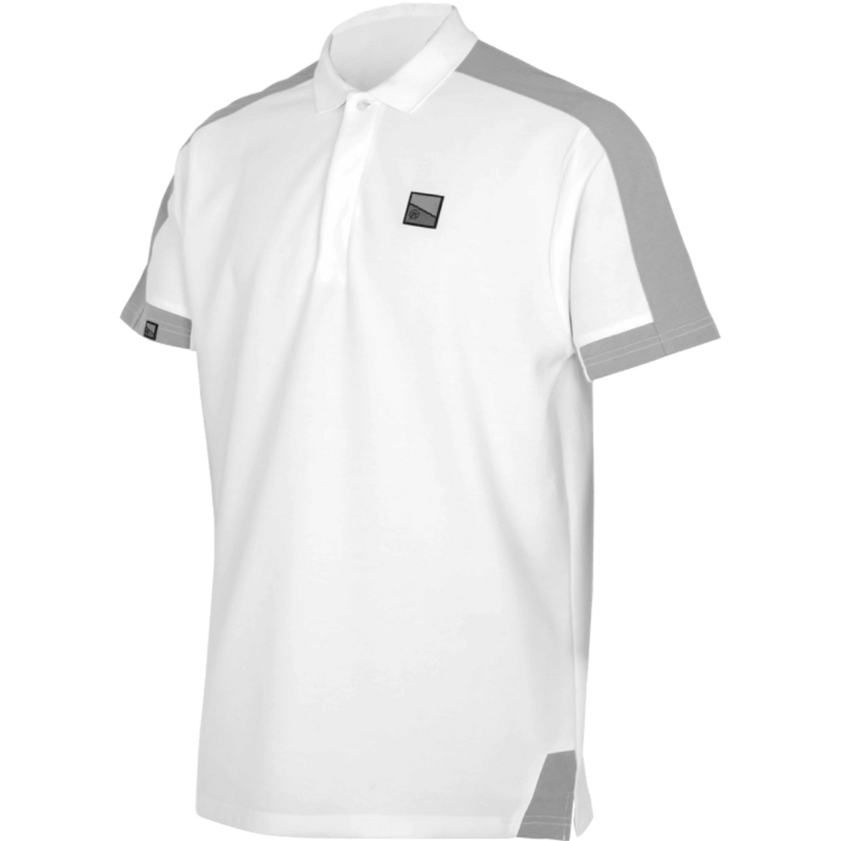 Preston Core Collection Polo White – driekwartvooraanzicht met borstbadge, grijze schouderstroken en zijpaneel bij de zoom