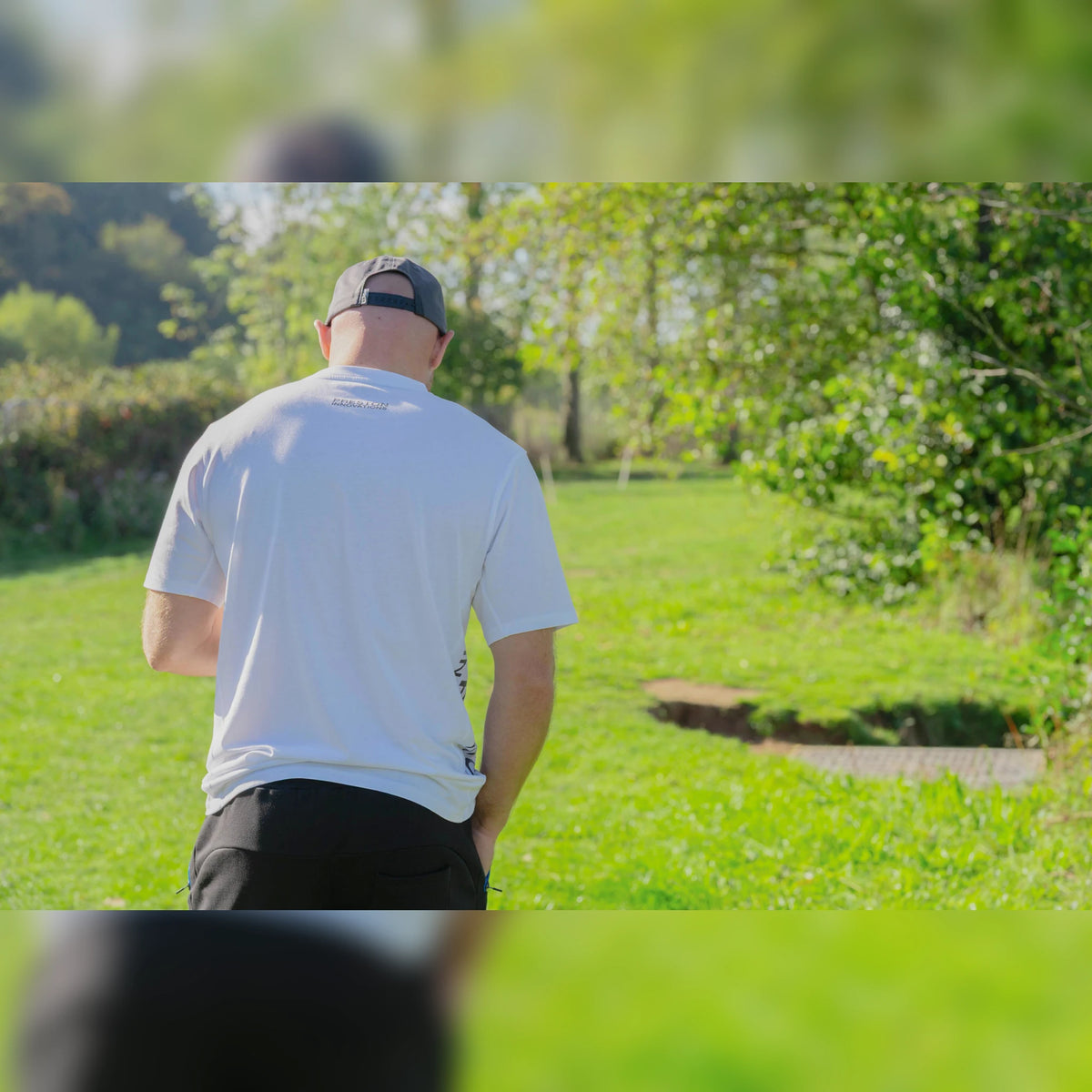Preston Core Collection T-shirt White – gedragen T-shirt van achteren aan het water