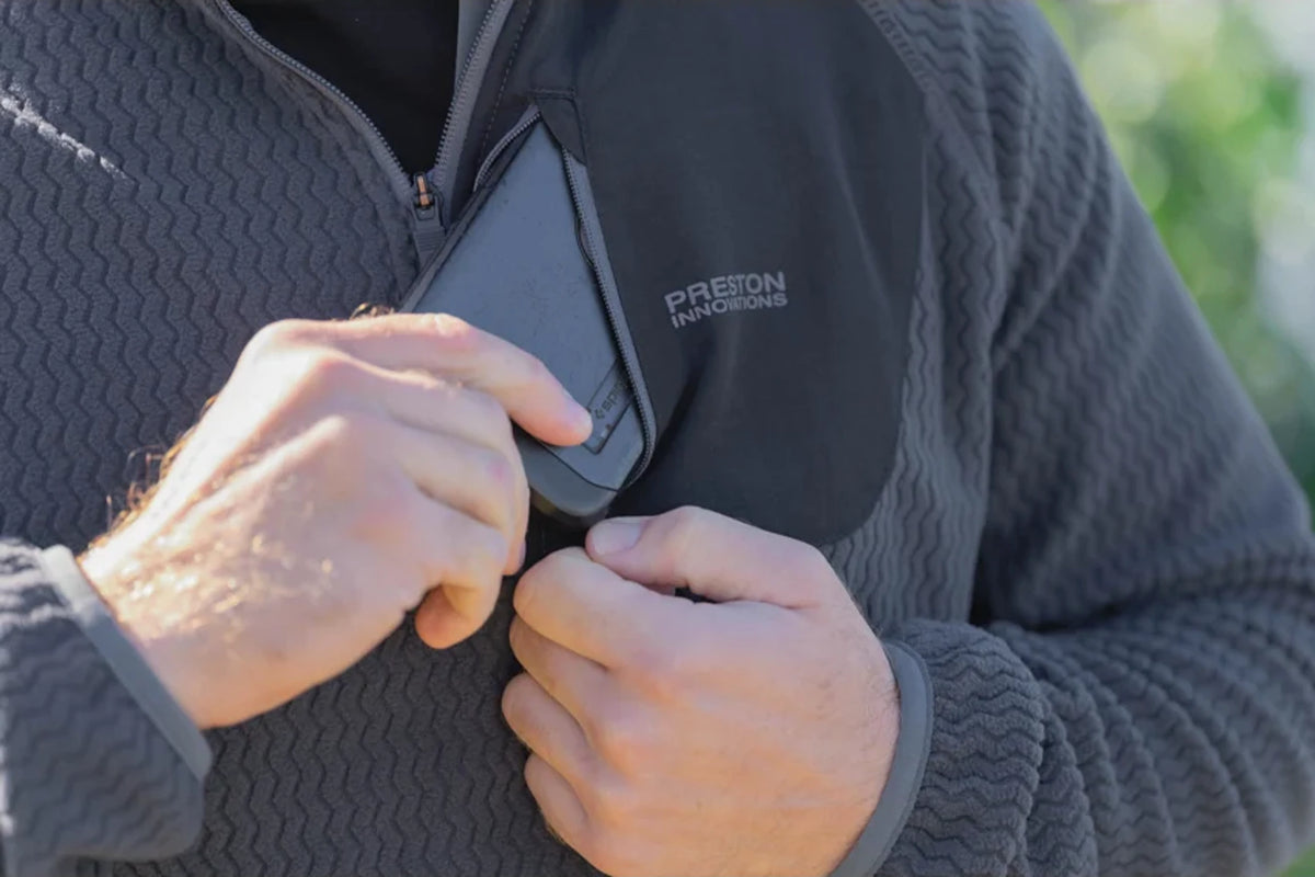 Preston Core Collection Zig Zag Fleece: detail van het zwarte borstvak, de verticale rits en het witte logo