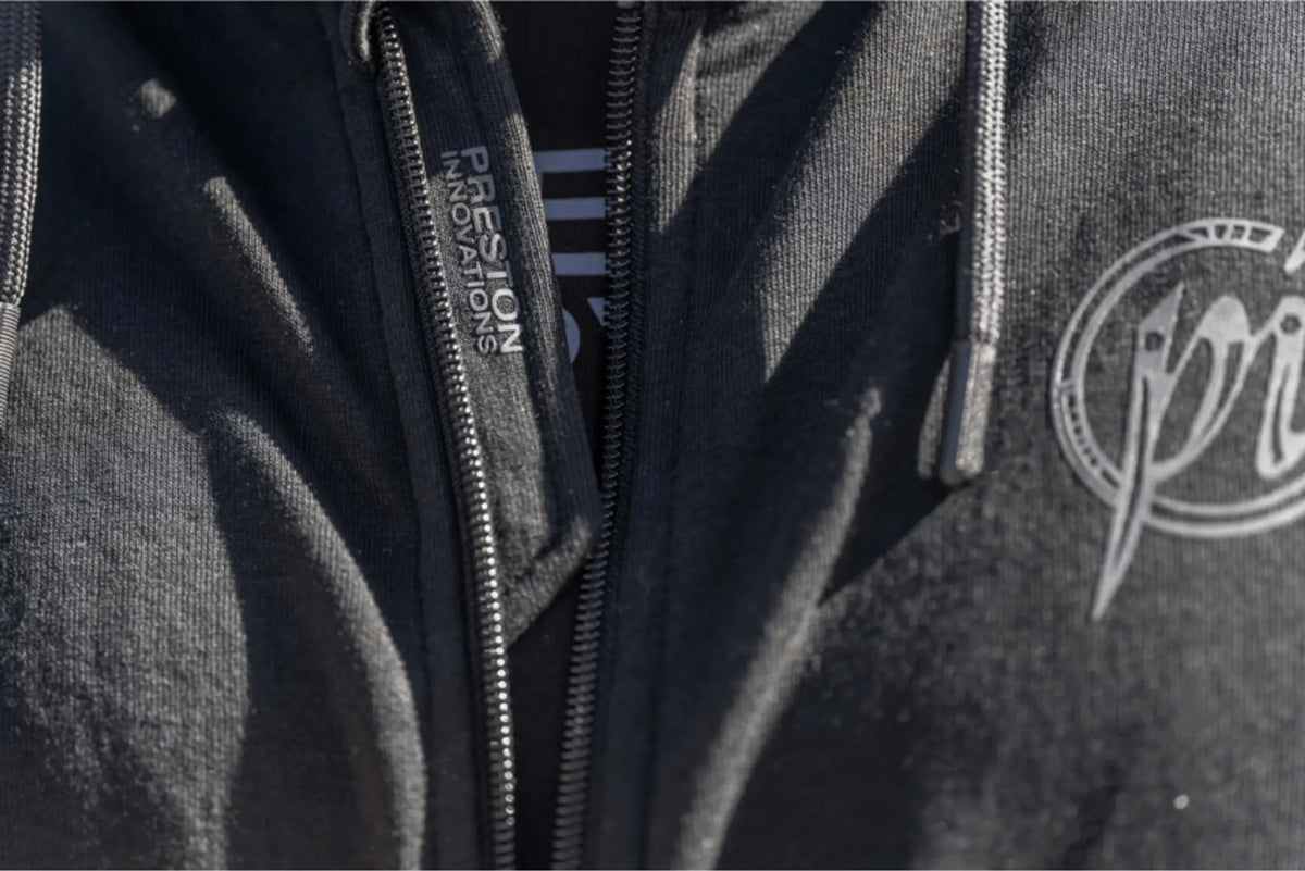 Preston Core Collection Zip Hoodie detail van de rits, trekkoorden, borstlogo en geweven merklabel