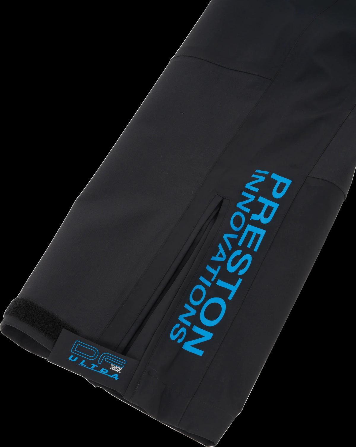 Preston DF Ultra 25K Trousers onderzijde van de broekspijp met Preston-logo