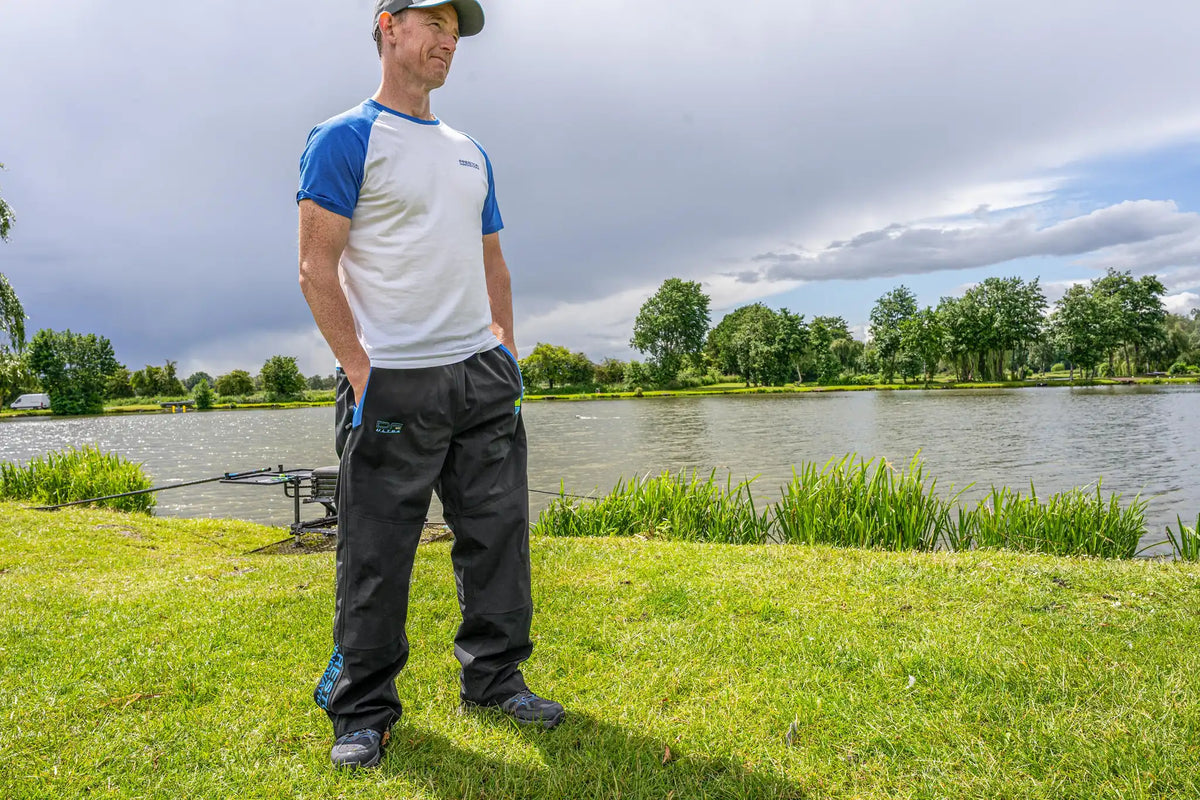 Preston DF Ultra 25K Trousers regenbroek gedragen aan de waterkant in breed aanzicht