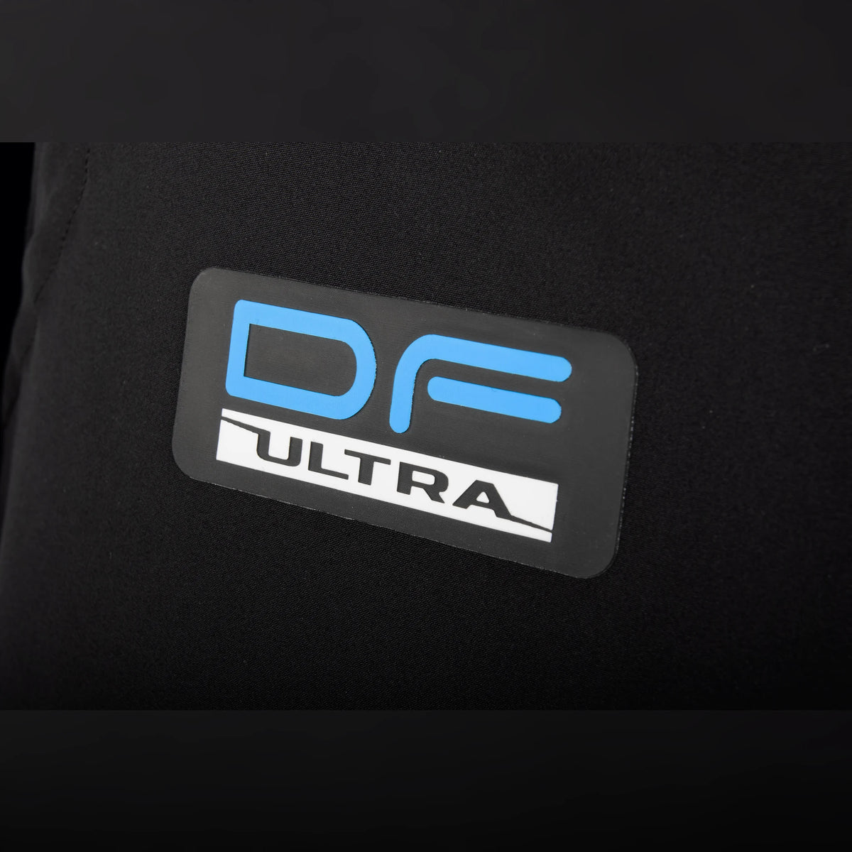 Preston DF Ultra Suit – originele DF ULTRA-badge op de bib & brace