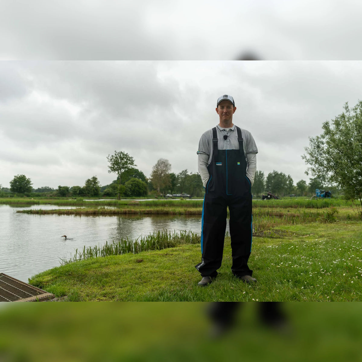 Preston DF Ultra Suit – bib & brace gedragen aan de waterkant