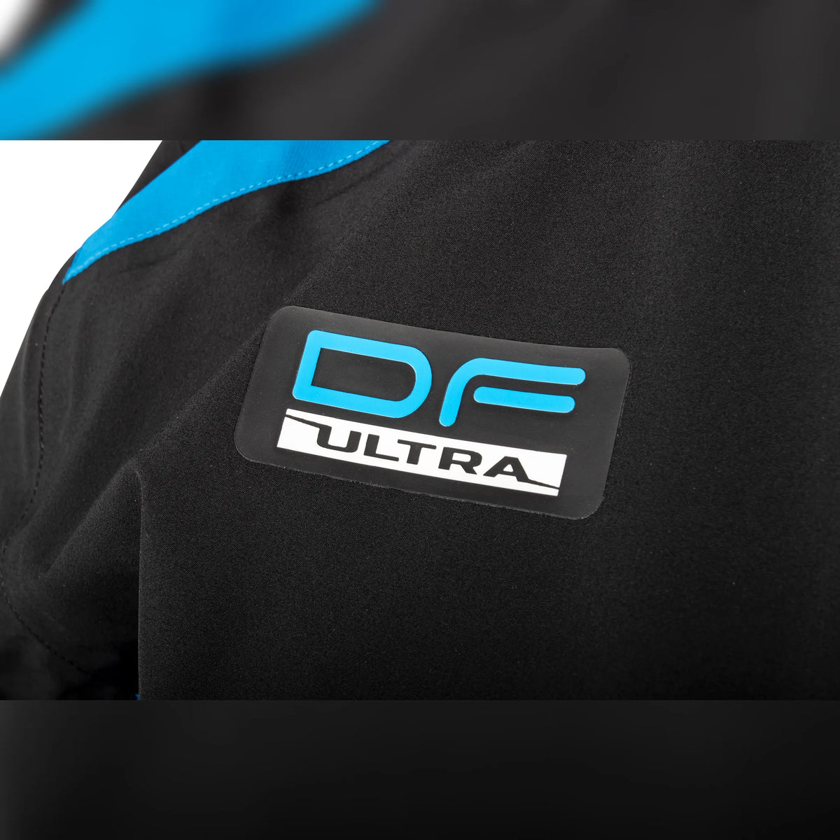 Preston DF Ultra Suit – originele DF ULTRA-borstbadge