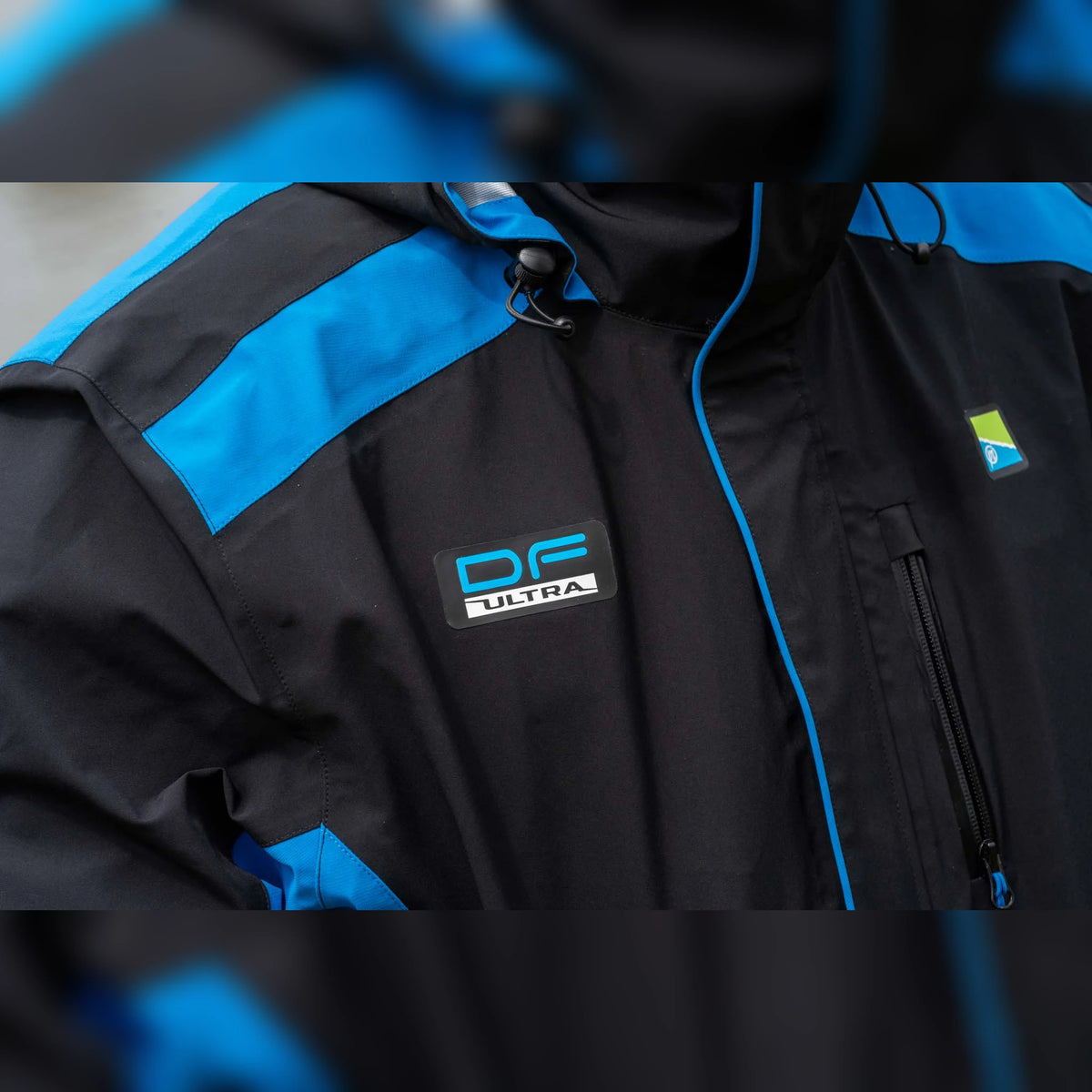 Preston DF Ultra Suit – borstpartij met badges en sluiting