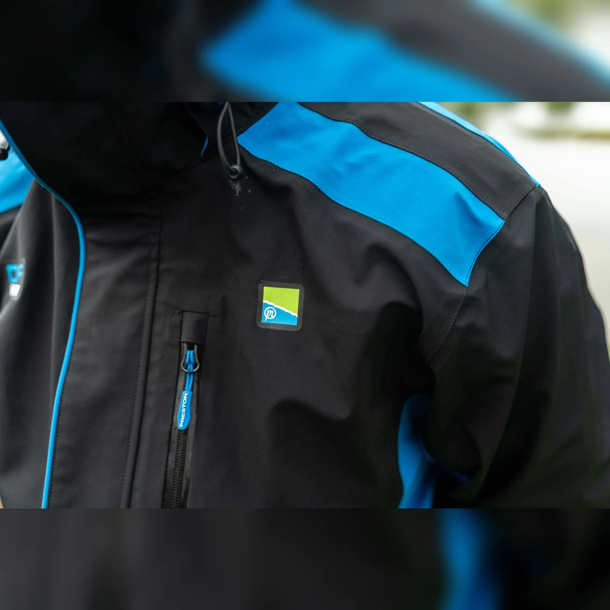 Preston DF Ultra Suit – waterdichte ritssluiting van de borstzak