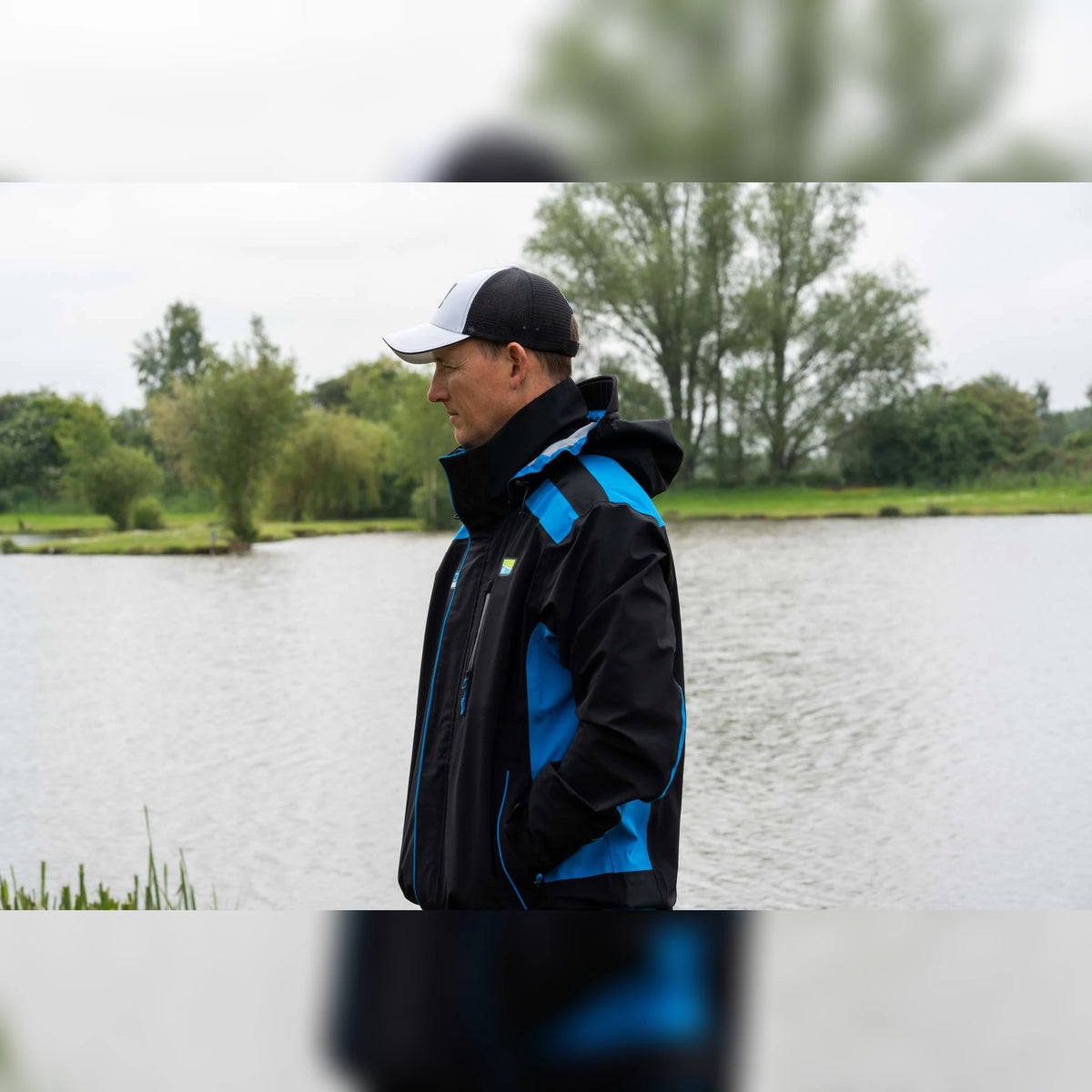 Preston DF Ultra Suit – hoge kraag en jas in zijaanzicht