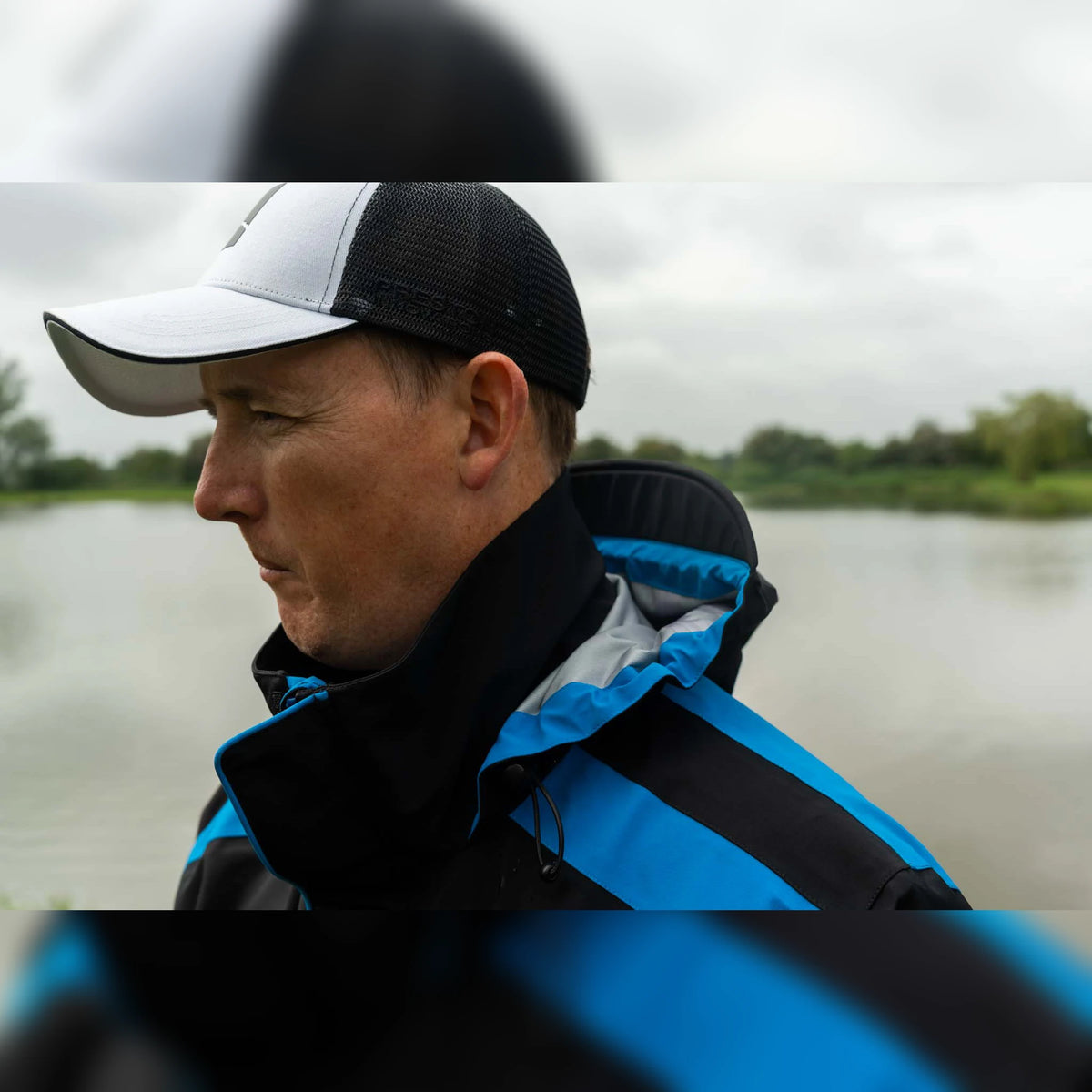 Preston DF Ultra Suit – hoge kraag en capuchon in gebruik