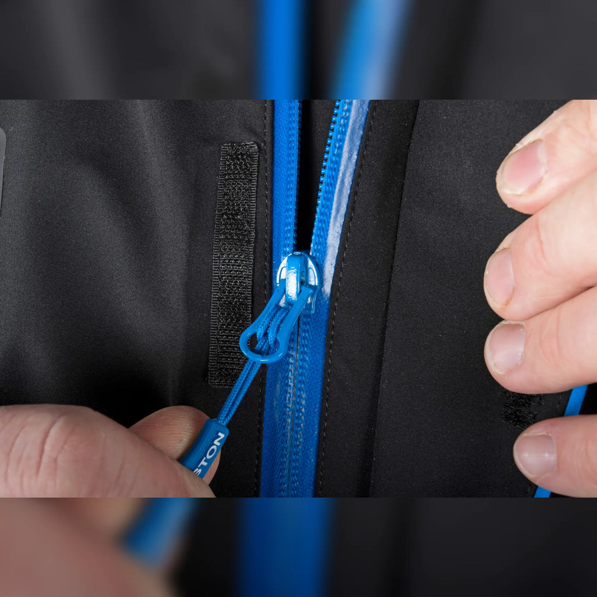 Preston DF Ultra Suit – blauwe YKK-rits en stormflap
