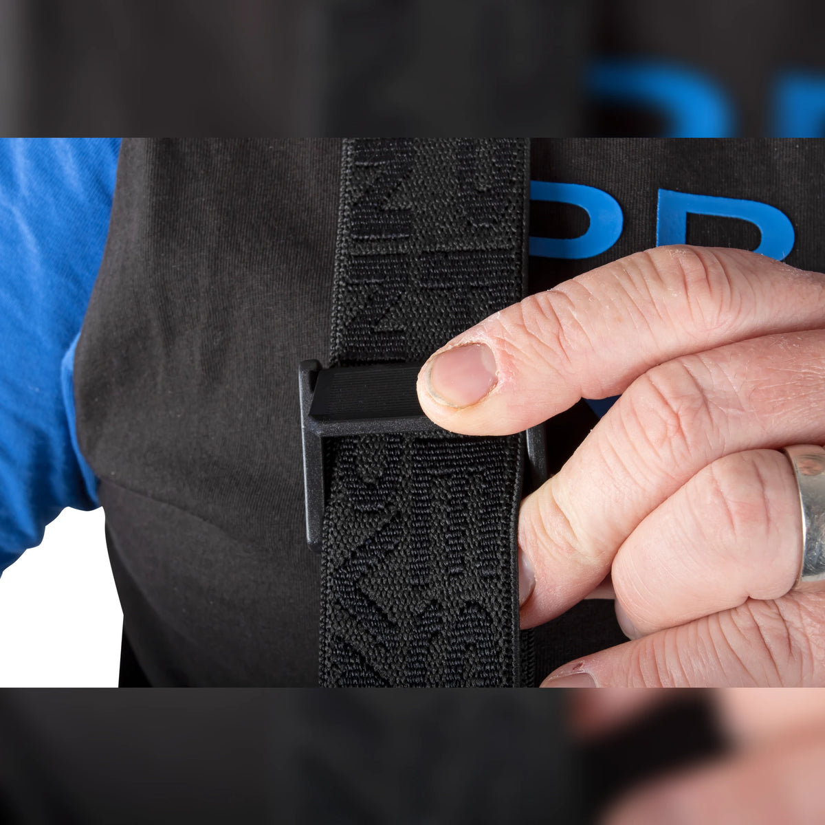 Preston DF Ultra Suit – open gesp van de verstelbare schouderband