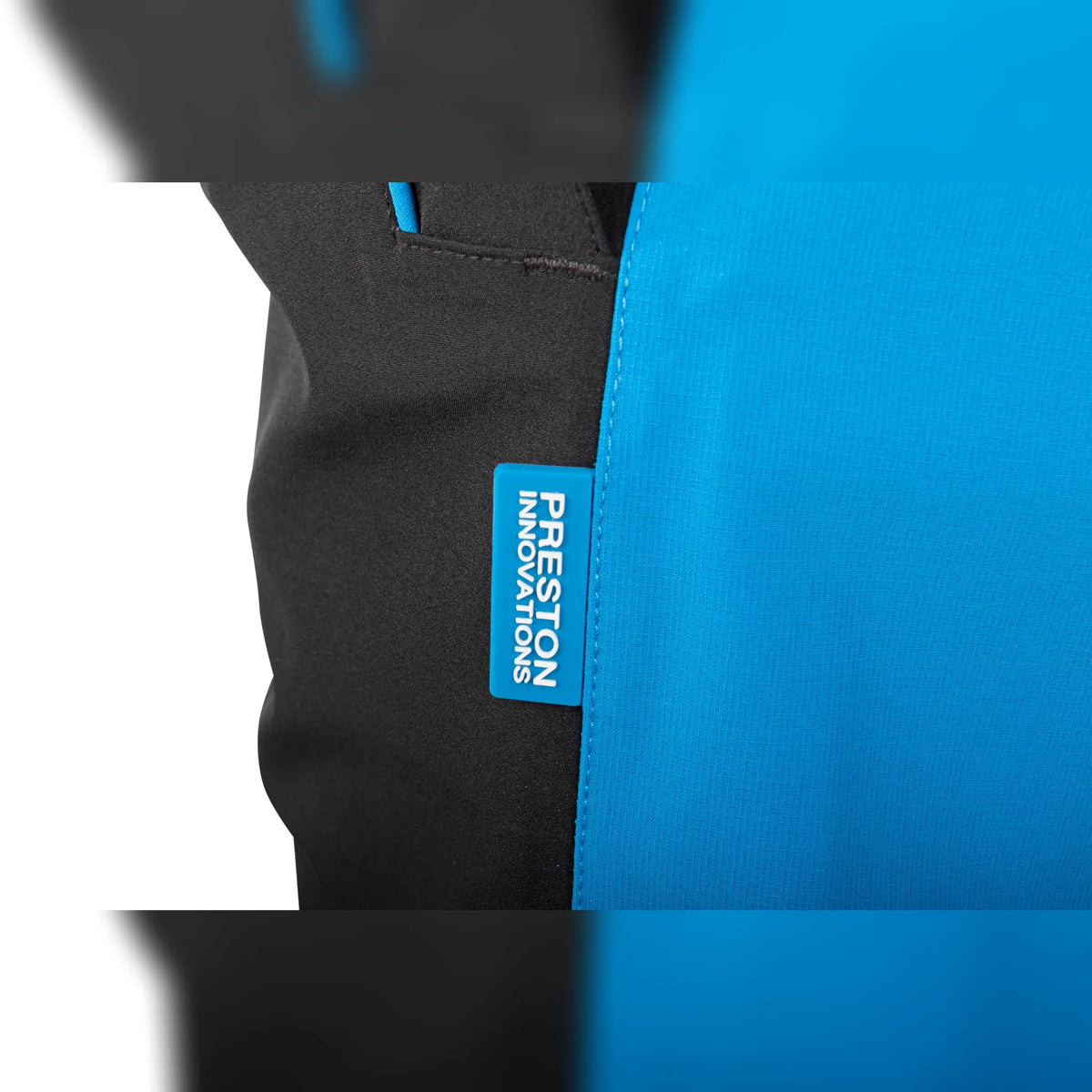 Preston DF Ultra Suit – origineel Preston-label op de blauwe stof