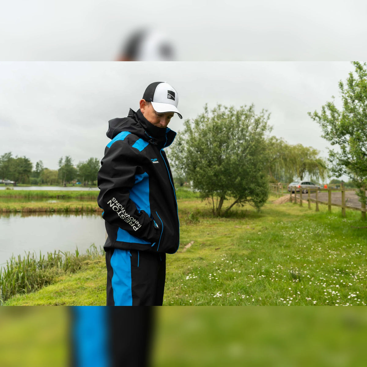 Preston DF Ultra Suit – zijaanzicht van de jas aan de waterkant