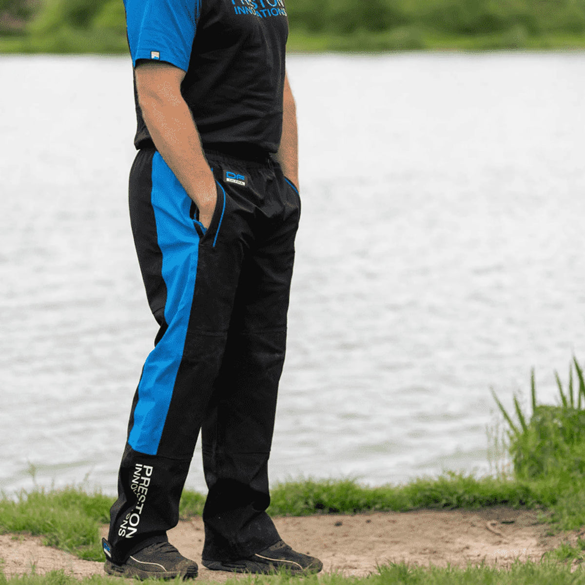 Preston DF Ultra Trousers – regenbroek gedragen aan de waterkant