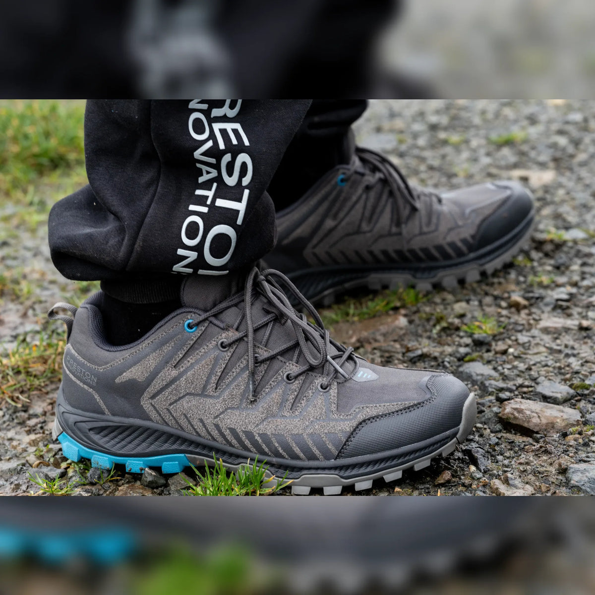 Preston DriFish All Terrain Trainers – gedragen paar schoenen op de oever