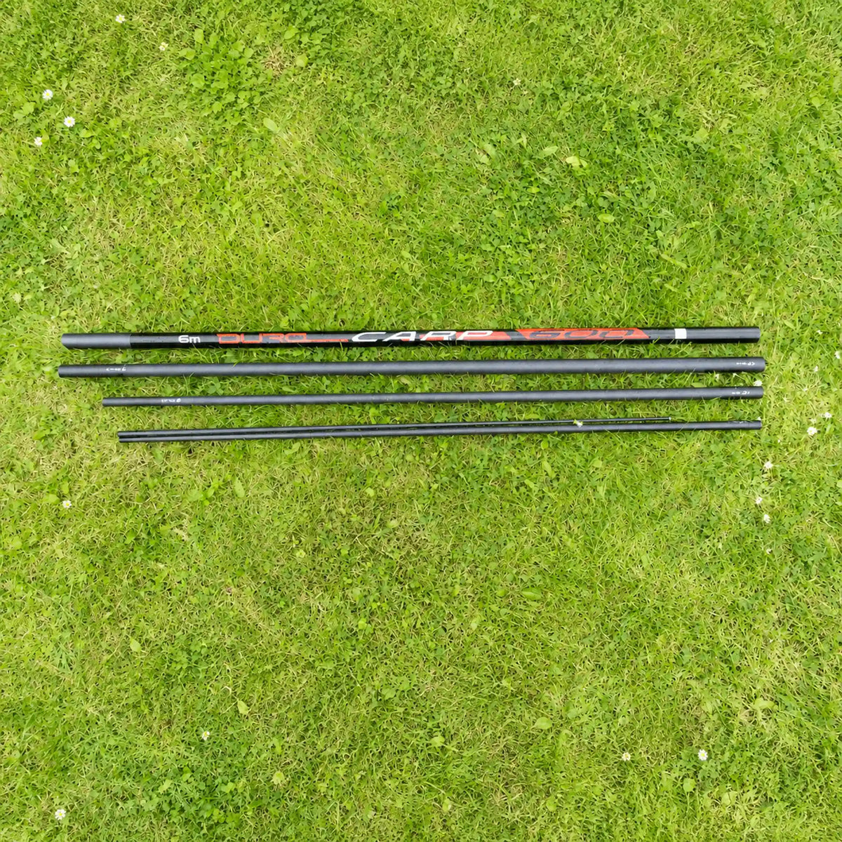 Preston Dura Carp 600 hengeldelen naast elkaar op het gras