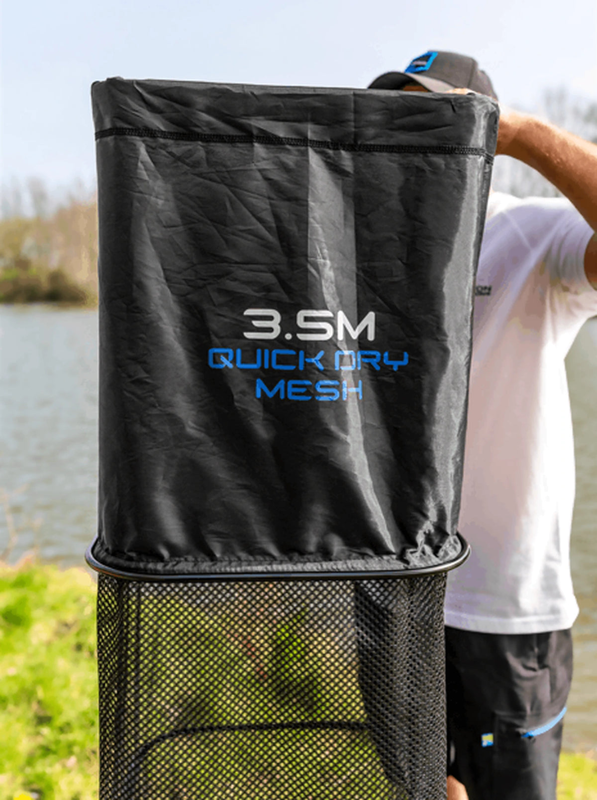 Preston Dura Keepnets 3,5 m Quick Dry Mesh – visser houdt het leefnet rechtop met de opdruk vooraan