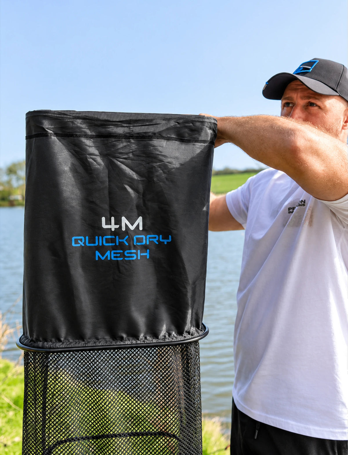 Preston Dura Keepnets 4 m Quick Dry Mesh – visser toont het leefnet met ruitgaas aan de waterkant