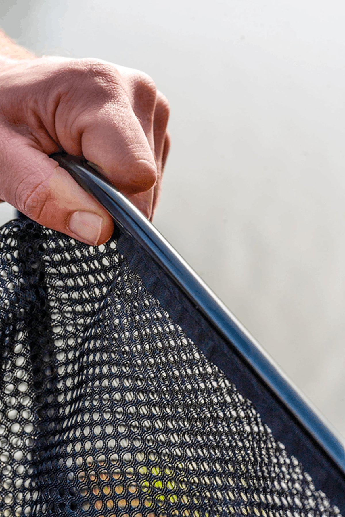 Preston Dura Keepnets leefnet – detail van fijn geweven gaas en verstevigingsring met hand
