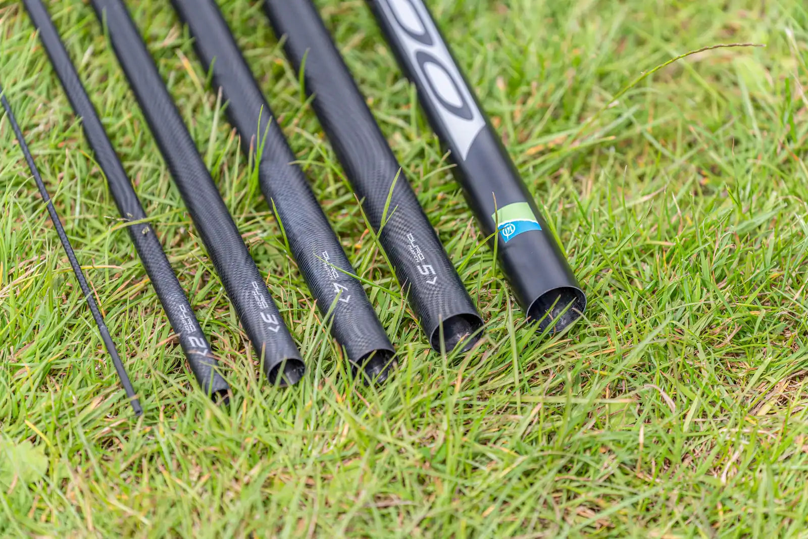 Preston Dura Match Poles – 600 van 6 meter – losse hengeldelen en uiteinden op het gras