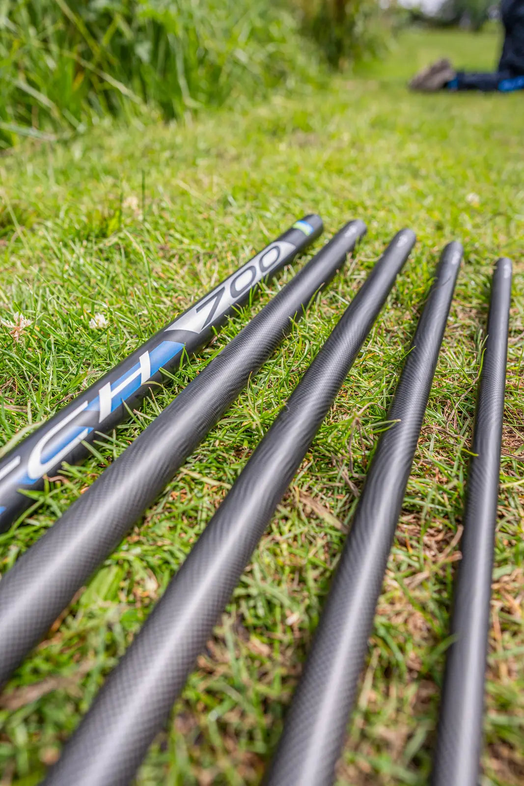 Preston Dura Match Poles – 700 van 7 meter – hengeldelen met Dura Match-opdruk op het gras