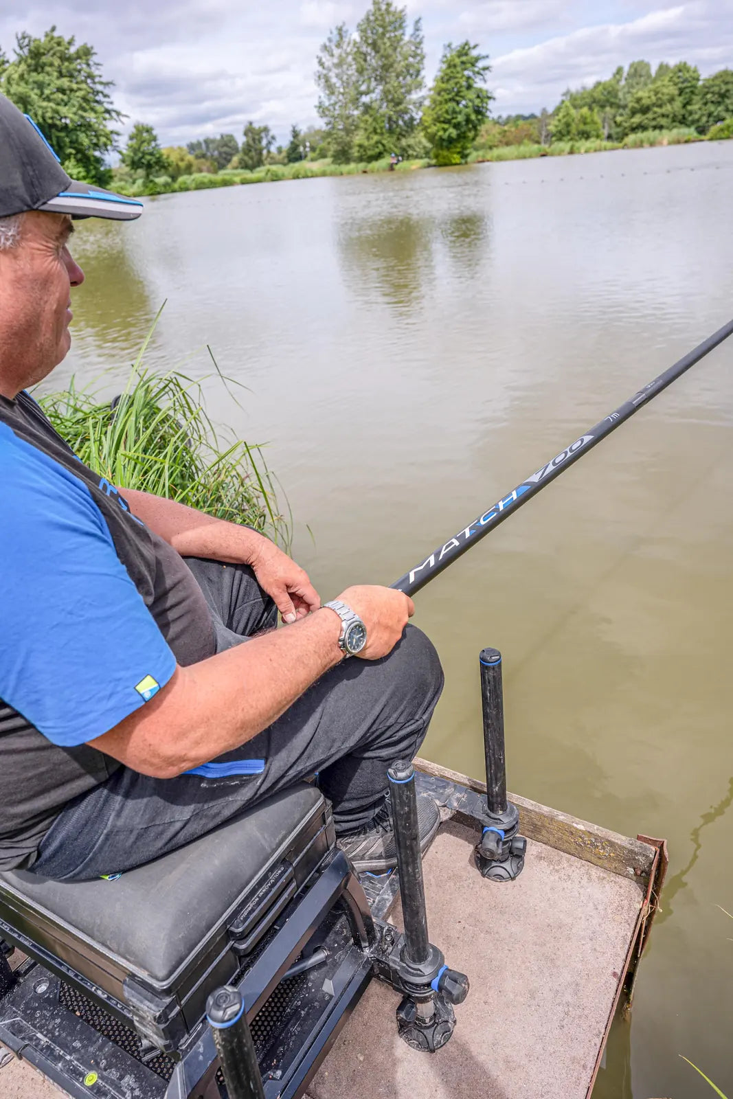 Preston Dura Match Poles – 700 van 7 meter – in gebruik door een zittende visser