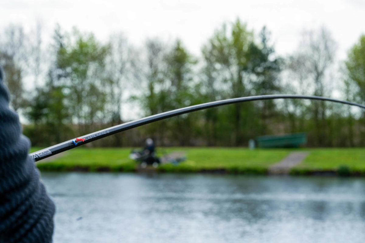 Gebogen Preston DWA Kits Carp-topset boven het water, met ELASTIC RATING 19-opdruk en rode stopper bij de blauwe Roller Pulla
