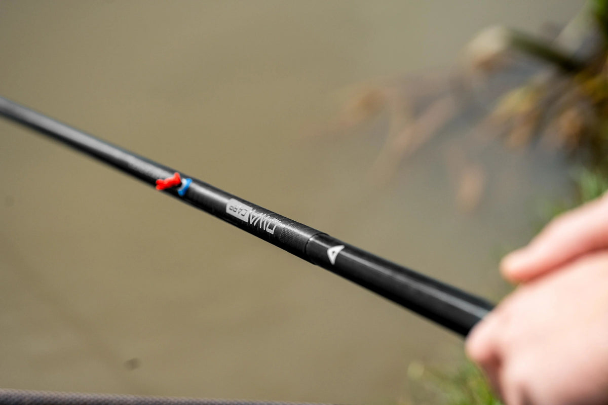 Detail van de carbon verbinding van een Preston DWA Kits Carp-topset, met DWA CARP-opdruk en rode stopper bij de Roller Pulla