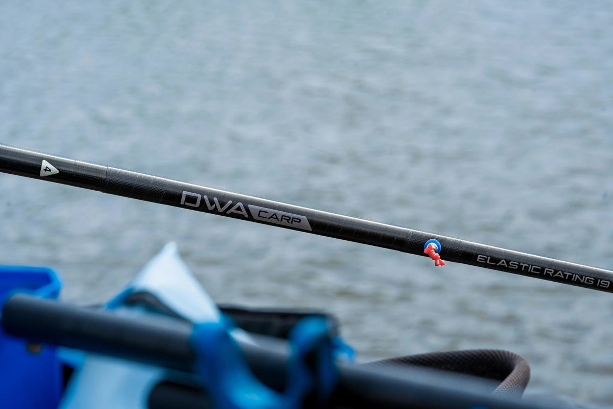 Preston DWA Kits Carp-topset boven het water met DWA CARP-modelnaam, ELASTIC RATING 19 en rode stopper in de blauwe Roller Pulla-opening