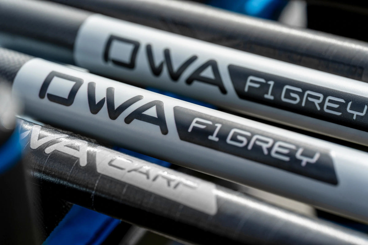Detail van Preston DWA Kits met twee grijze F1 Grey-topsets naast de zwarte Carp-topset, met de modelopdruk zichtbaar
