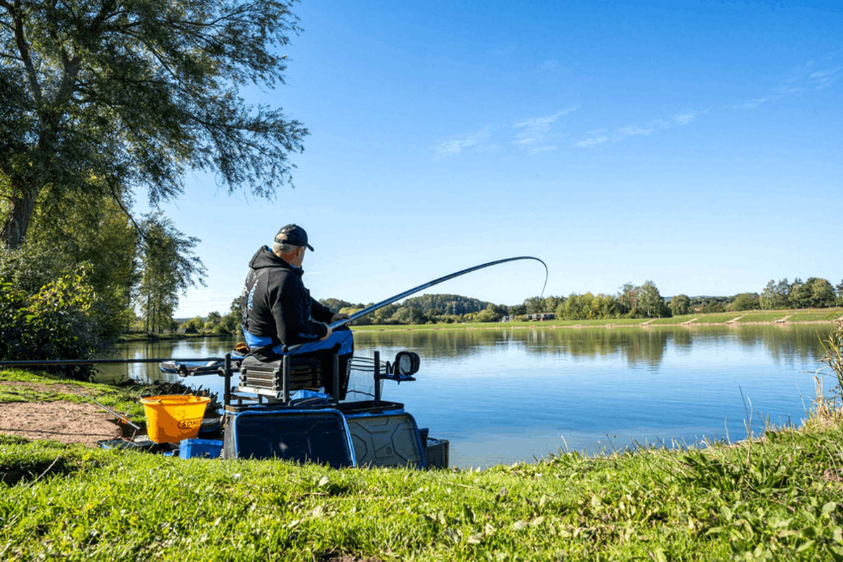 Preston Edge Monster Margin 11m – breed oeveroverzicht van de visser met de gebogen hengel