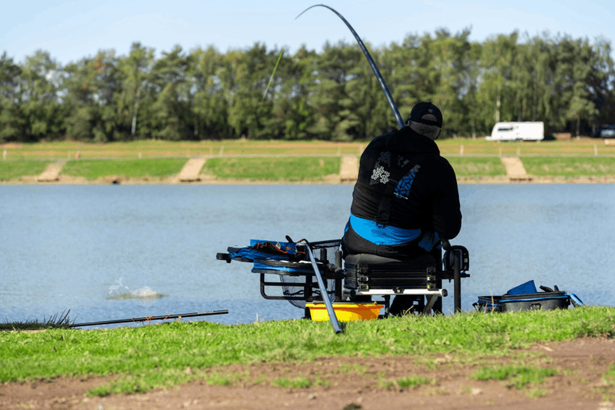 Preston Edge Monster Margin 11m – visser drillt een vis vlak voor de oever met de hengel omhoog