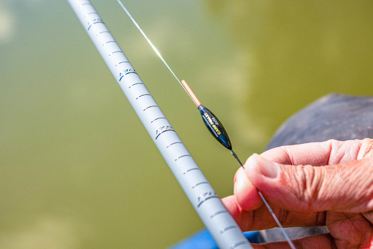 Grijze Euro Carp-topkit met dobbermontage tijdens het instellen van de visdiepte