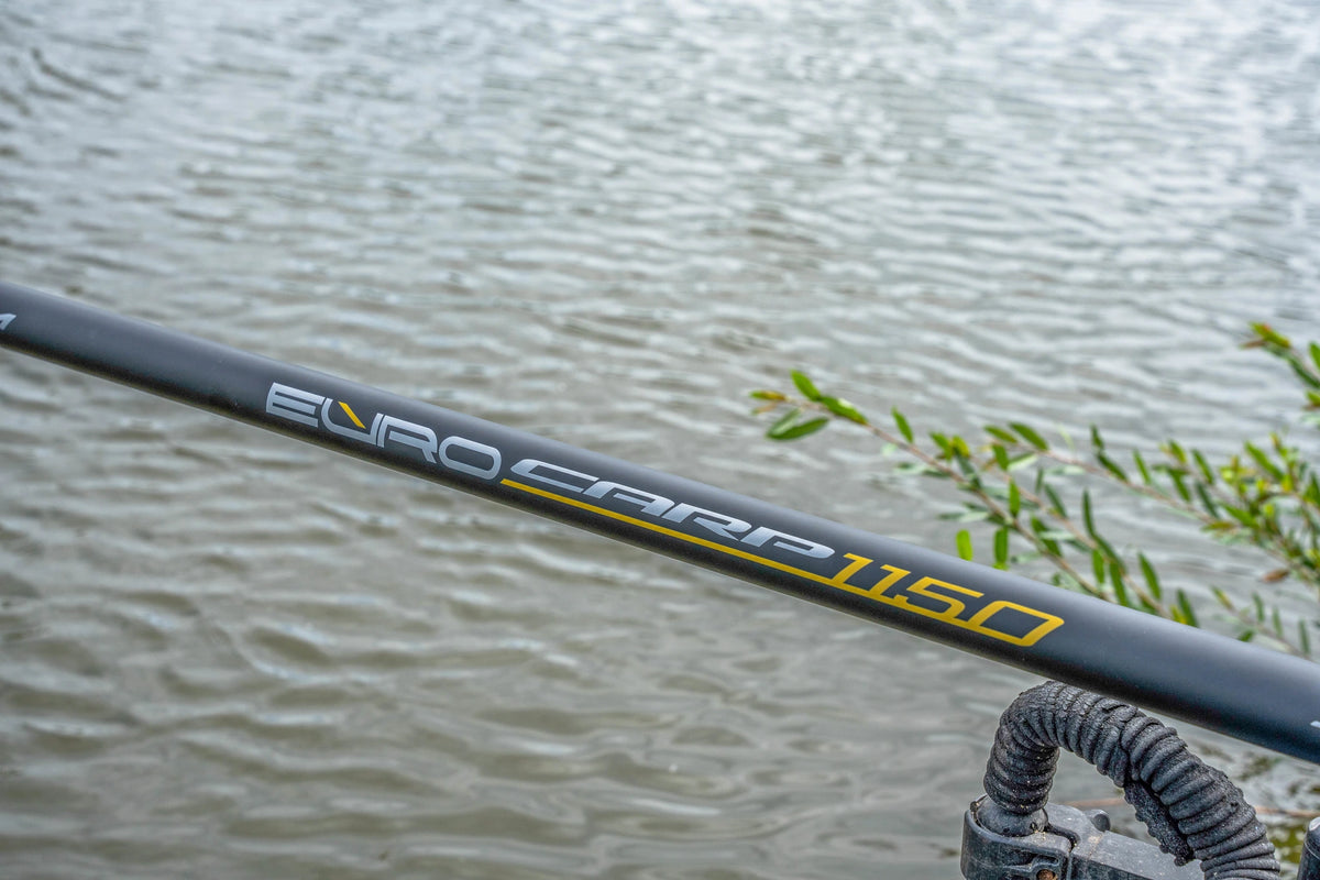 Euro Carp 1150-modelopschrift op de Preston-blank aan de waterkant