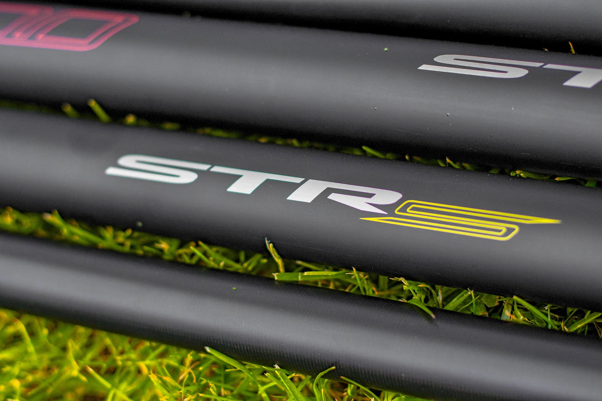 STR S-opdruk met geel accent op carbonblanks uit de Preston Euro Carp-serie