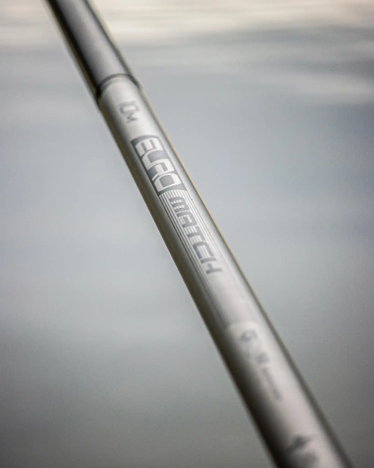 Preston Euro Match GXM 10 m - modelnaam op de blank aan het water