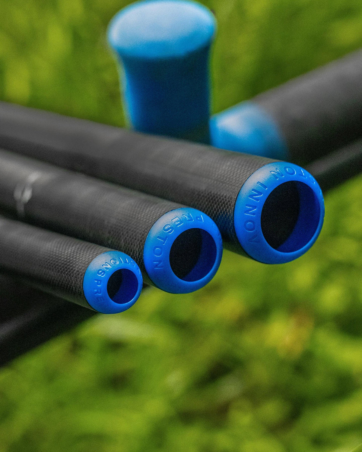 Preston Euro Pole End Protectors geplaatst op uiteinden van vaste hengeldelen