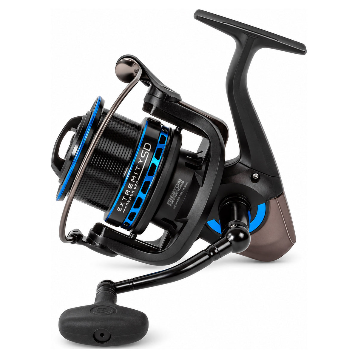 Preston Extremity SD 620 feedermolen met brede zwarte spoel, blauwe accenten en enkele slinger