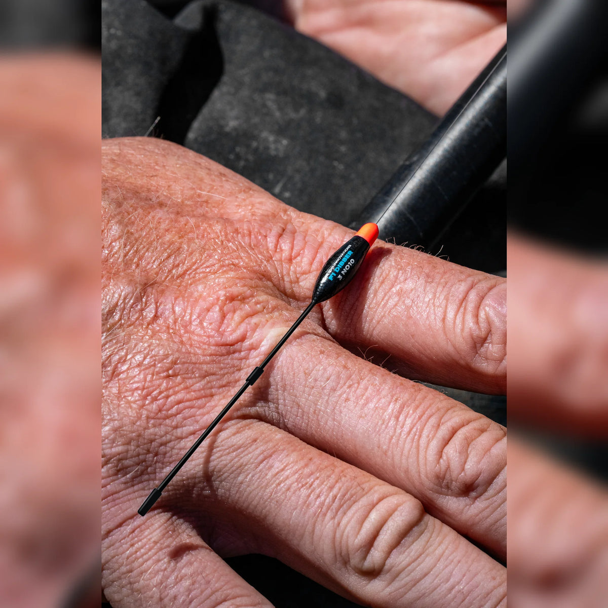 Preston F1 Dibber – dobber en montage in de hand, detail van de lijn