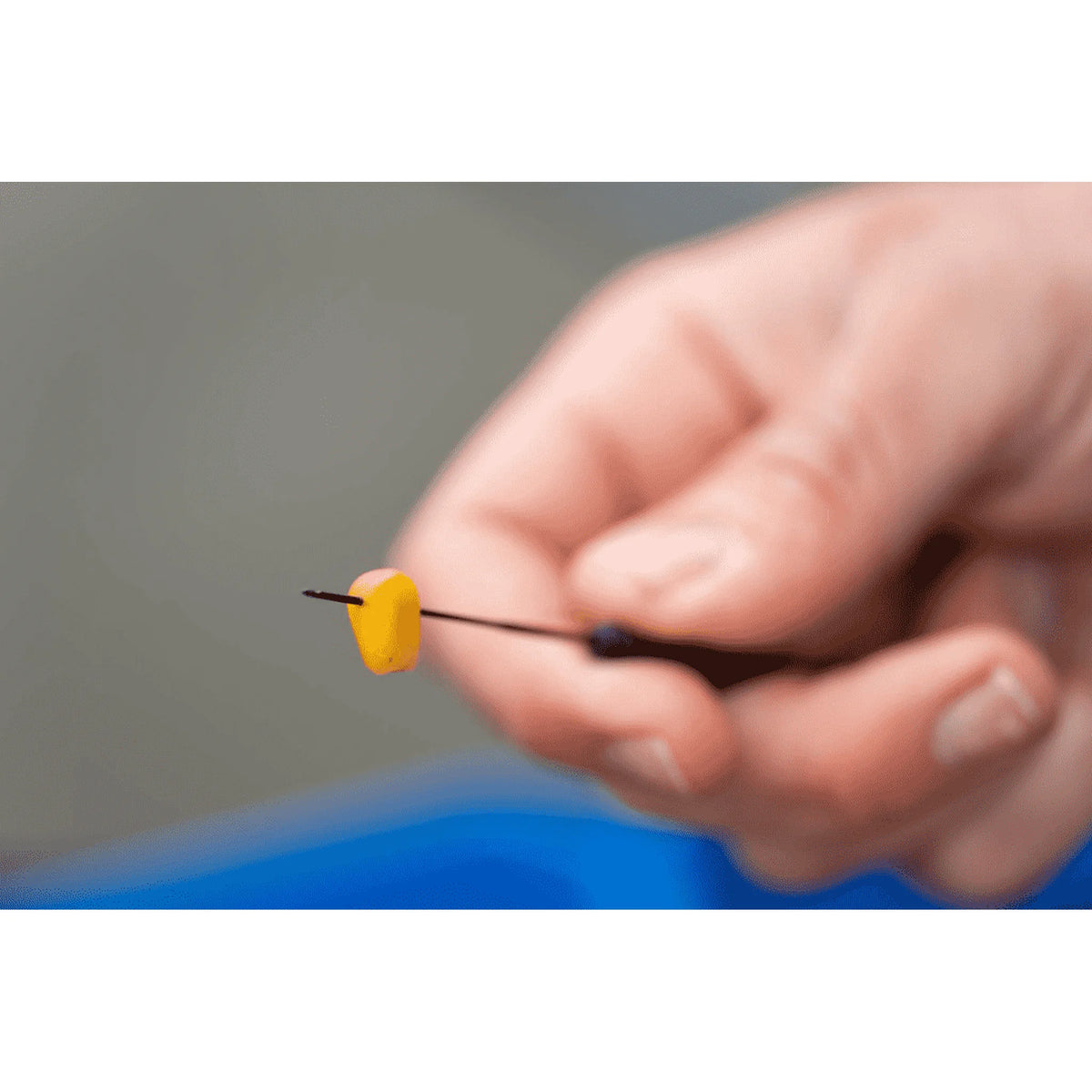 Preston Baiting Needle met aas aan de naald