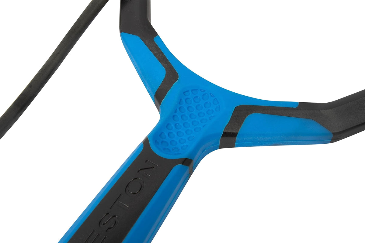 Detail van de blauwe Preston Groundbait-greep, zwarte framearmen en gevormde gripstructuur