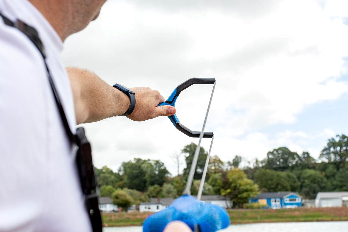 Over de schouder gezien: visser richt de Preston Groundbait Catapult over het water