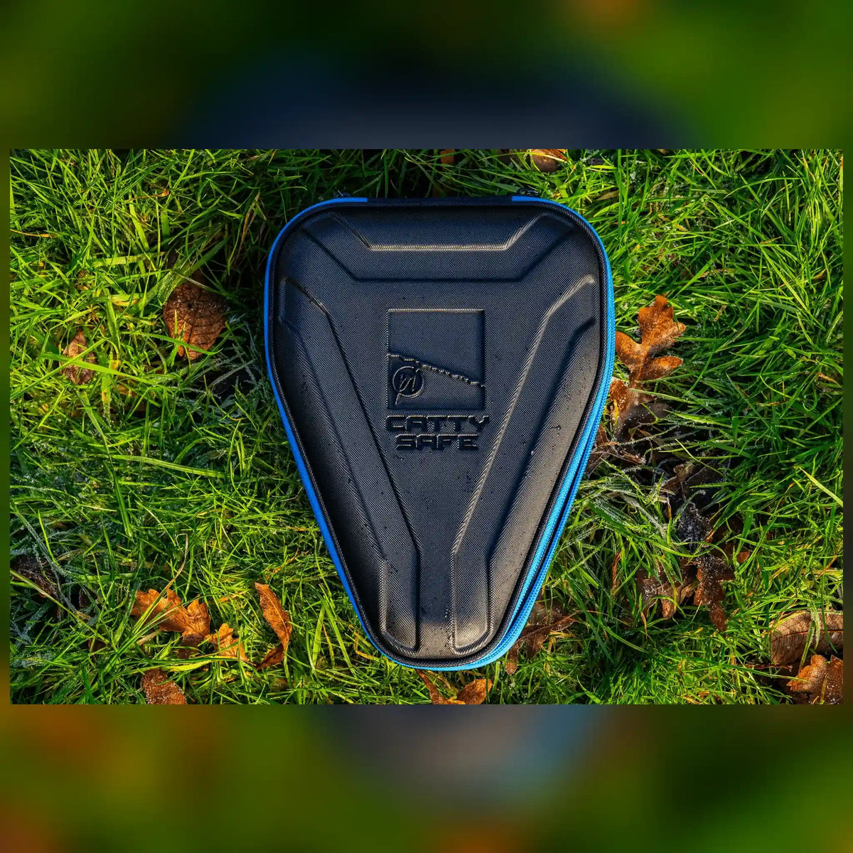 Preston Hardcase Catty Safe P0130125 – gesloten tas op gras, bovenaanzicht